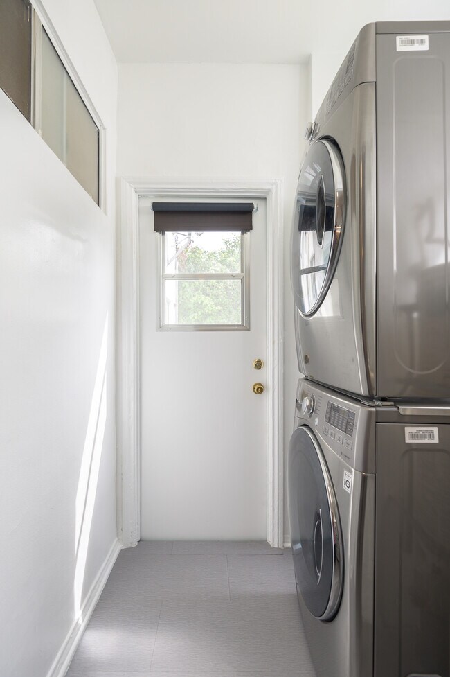 Building Photo - 220 S Arnaz Dr