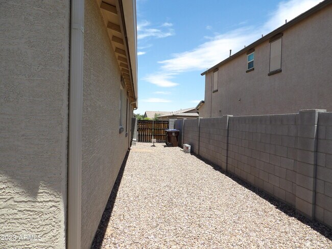 Building Photo - 2117 W Garland Dr