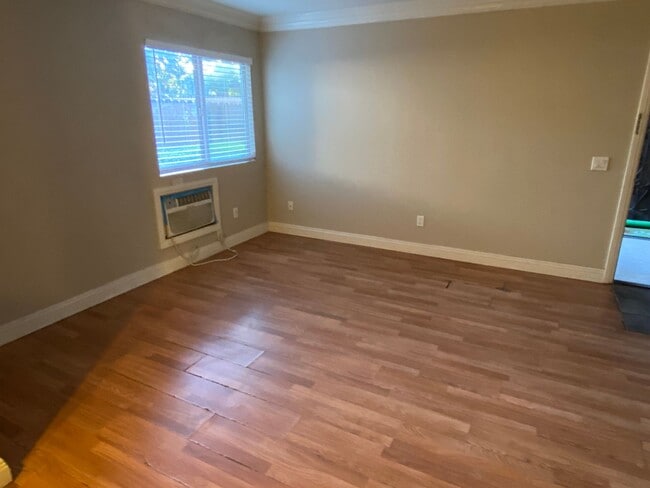 Building Photo - 2 bed 2 bath downstairs unit