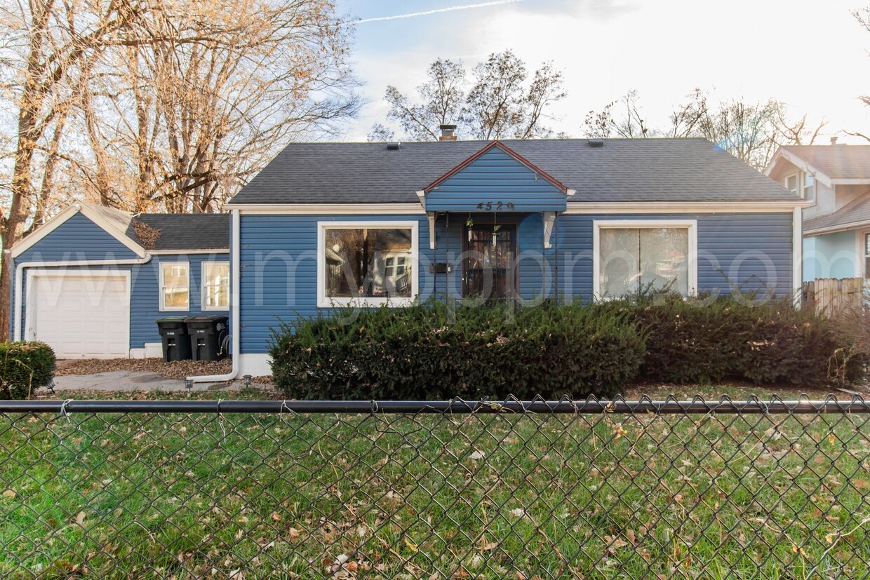 Primary Photo - Spacious 3 Bedroom / 2 Bathroom Home | Fon...