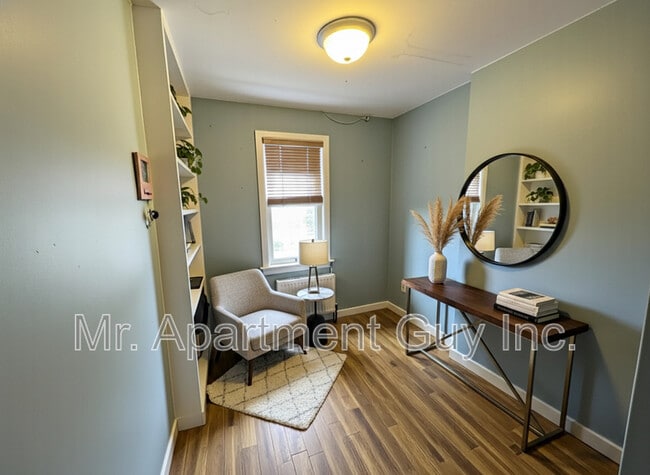 Building Photo - 16 Kingsway Dr