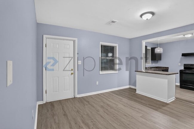 Building Photo - Unit B