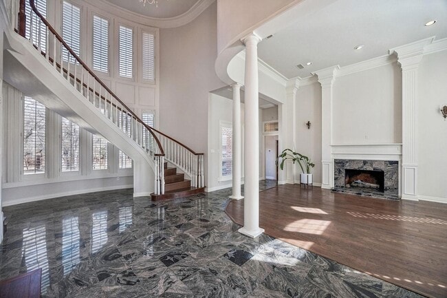 Building Photo - 2900 Creekview Dr