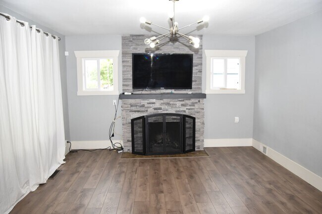 Foto del edificio - 4 bedroom 4 Bath! Updated Kitchen and Bath...