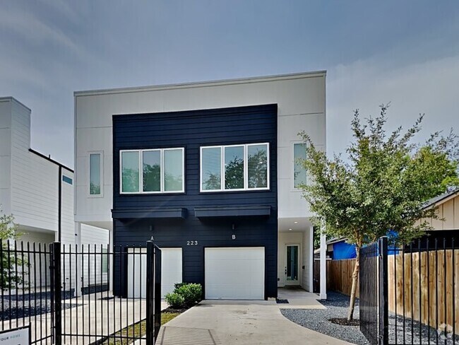 Building Photo - 223 Oriole St