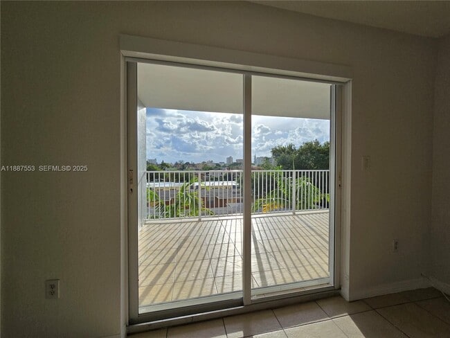 Building Photo - 637 SW 3rd St