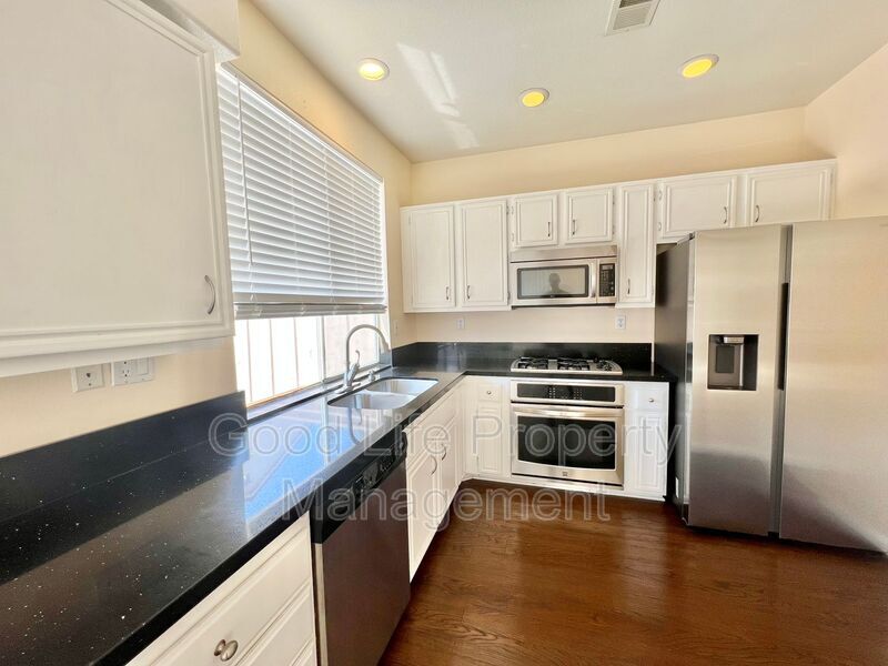 Foto principal - 8590 New Salem St