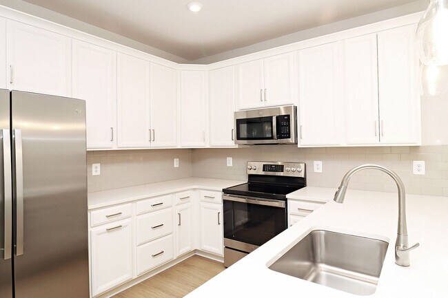 Foto del edificio - Pet-Friendly Brookhill Commons End-Unit Condo