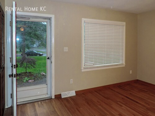 Building Photo - 3-bedroom split level  #9301
