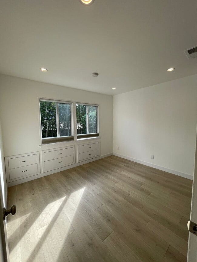 Building Photo - 2032 Ocean Park Blvd