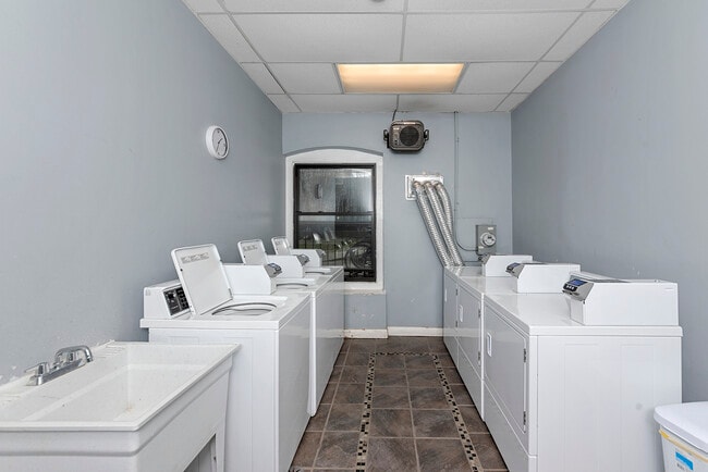 Building Photo - 635 W Barry Ave