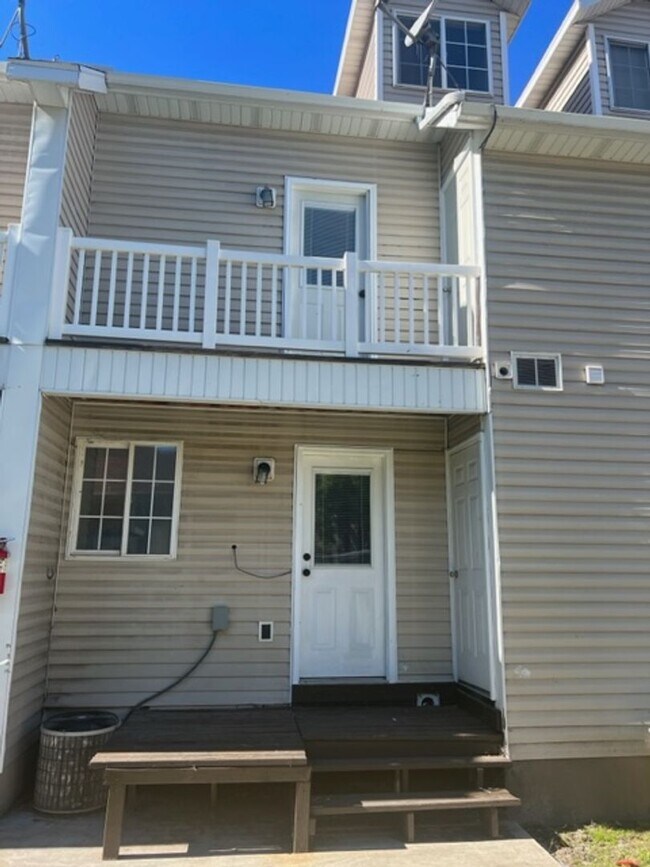 Foto del edificio - Beautiful town house with central air.