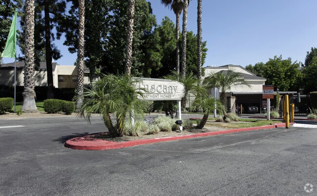 Entrada - Tuscany Apartments