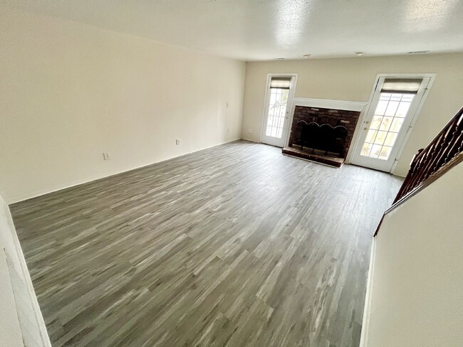 Building Photo - Spacious 2-Bed, 2-Bath Condo Retreat in Sa...