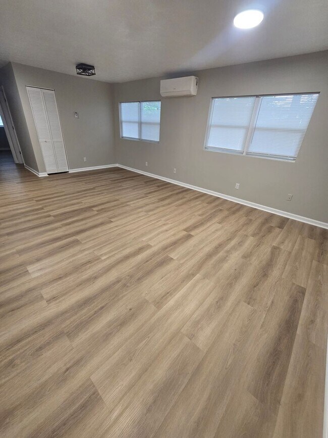 Building Photo - Welcome Home to Bellagio South Living: Where Comfort Meets Convenience