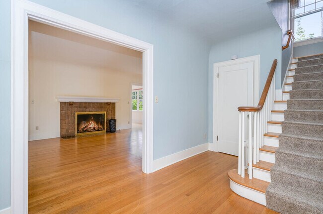 Building Photo - 4802 NE 39th St