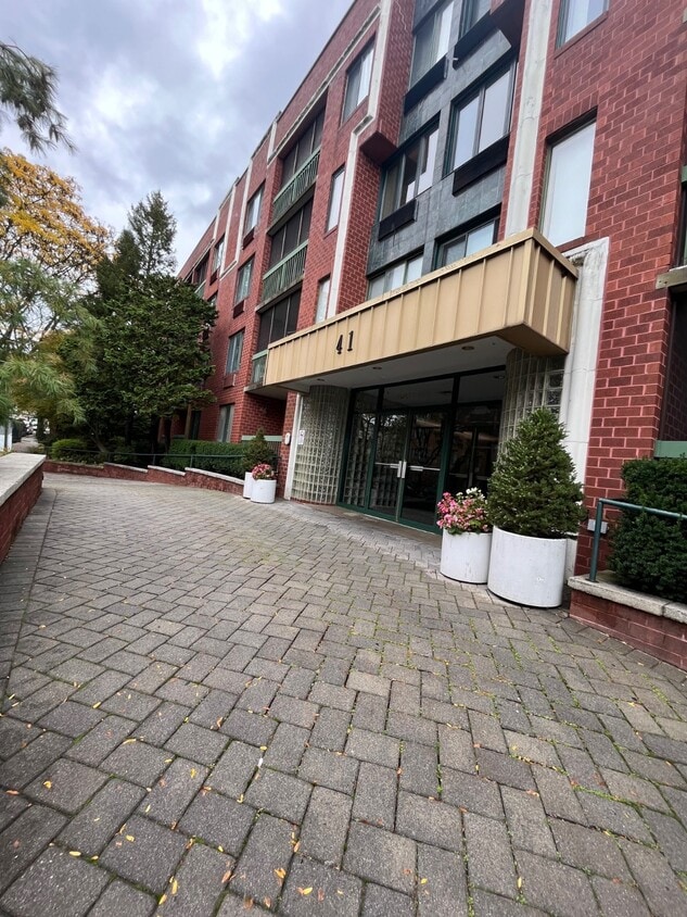 41 Wellington Ct Unit 3A, Staten Island, NY 10314 Condo for Rent in