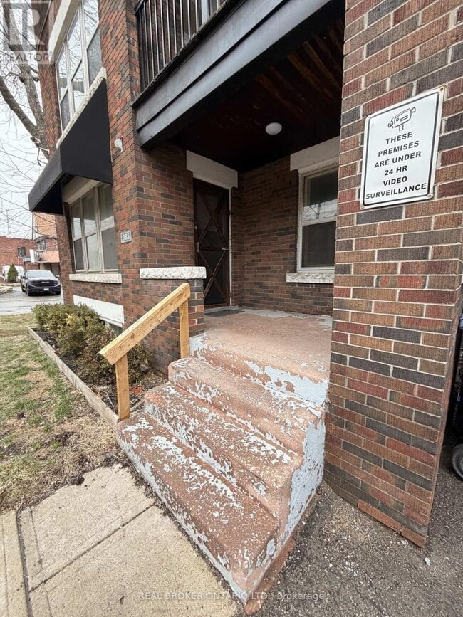 Building Photo - 983 Main St E