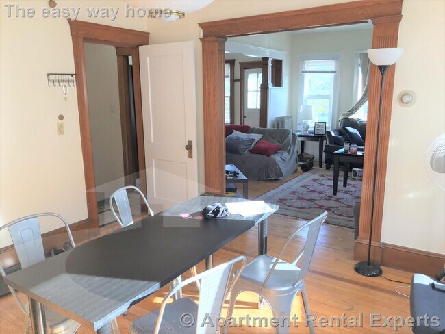 Building Photo - Tufts/Teele 2+ Bedroom