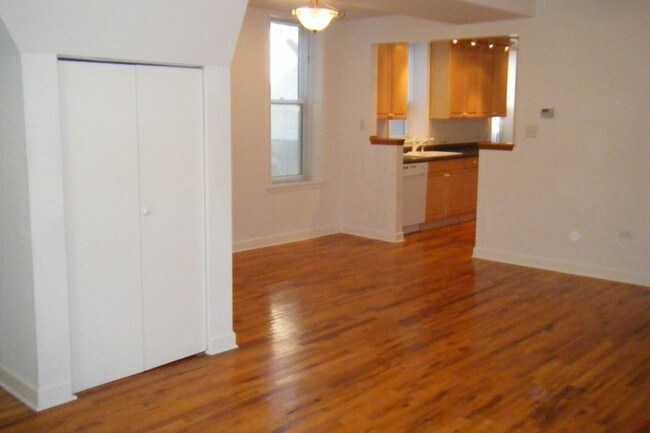 Sala de estar y comedor - 1428 N Greenview Ave
