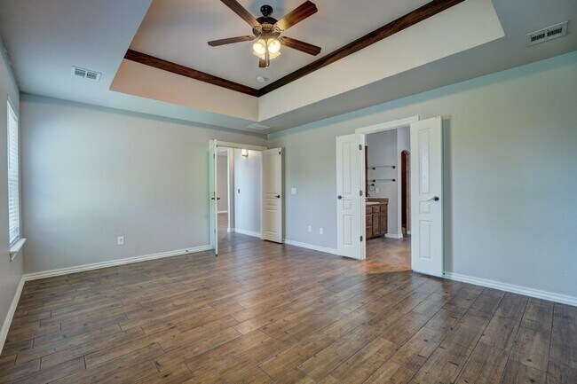 Foto del edificio - Stunning 3 Bedroom Home with Fireplace, Community Amenities & Open Floor Plan