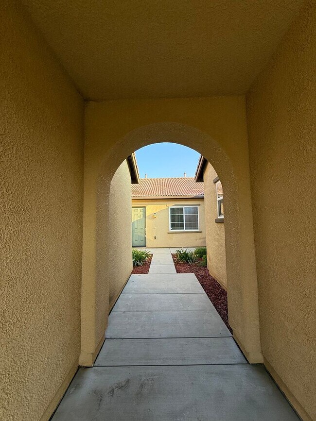 Building Photo - Beautiful 2014 Built Home - 5 bed 4 bath i...