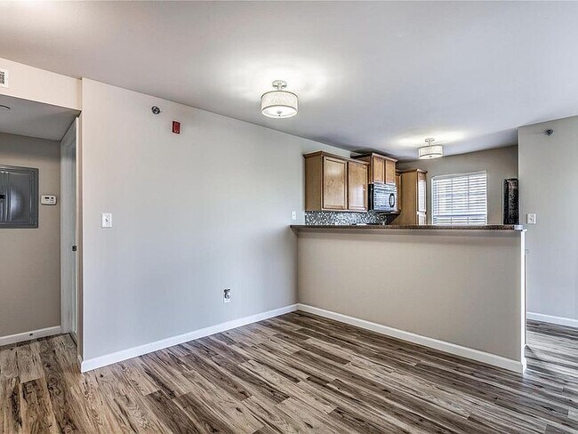 Foto del edificio - 5200 Spring River Dr