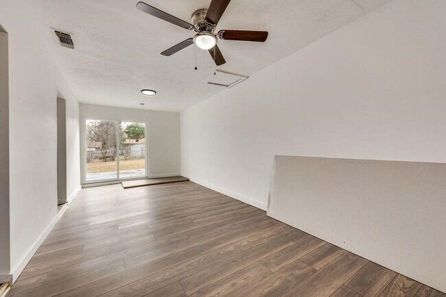 Foto del edificio - 3864 Castle Hills Dr