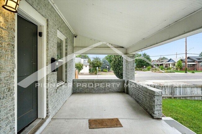 Building Photo - Charming Home with Central AC and Washer/D...