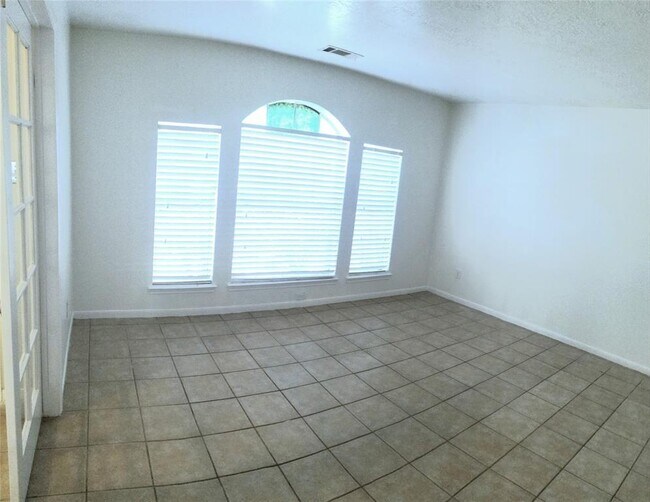 Foto del edificio - 6326 Northmark Dr