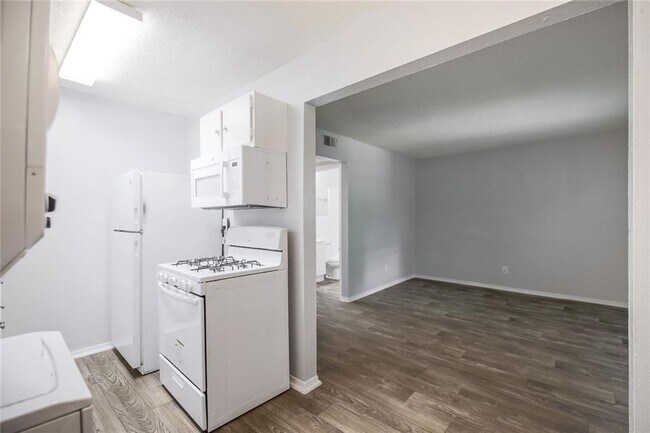 Foto del edificio - 2401 Manor Rd