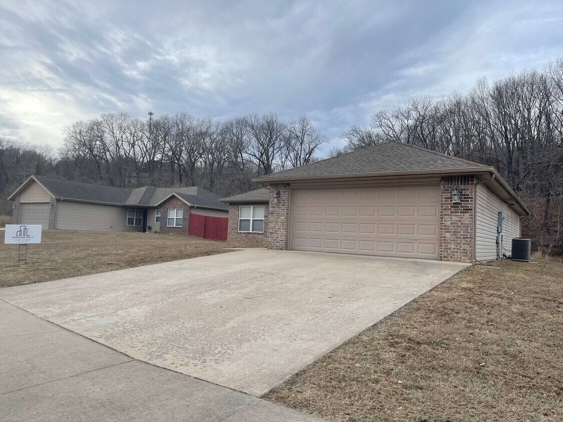Primary Photo - 3 Bedroom, 2 Bathroom Ranch Style Home!
