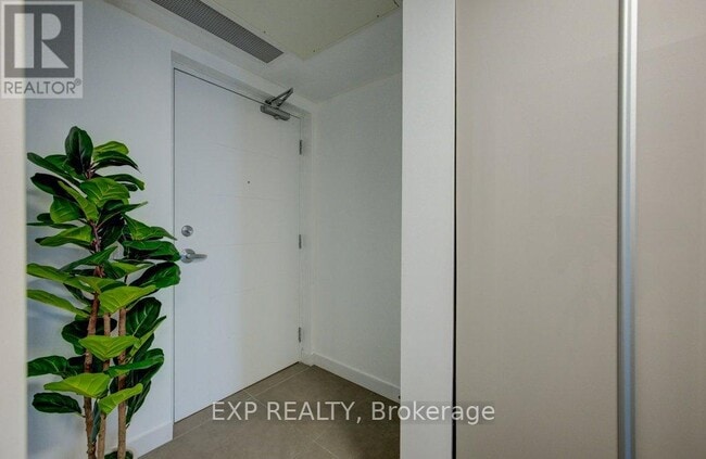 Building Photo - 250 Albert St