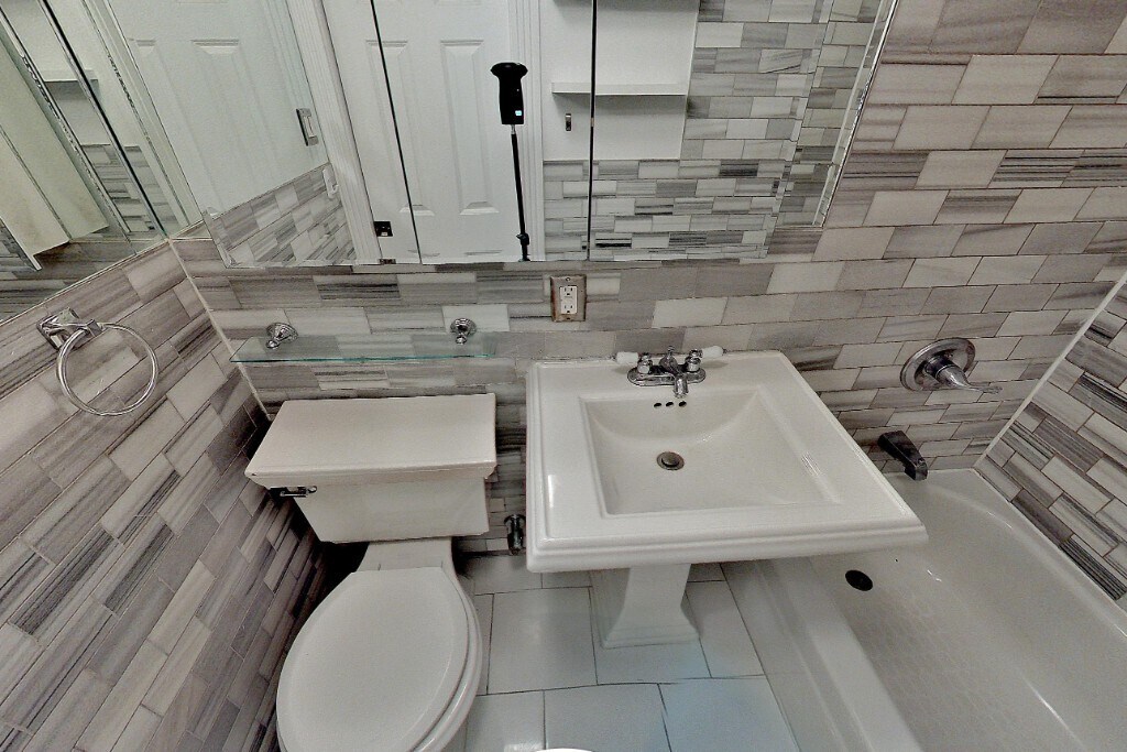 Foto del edificio - 353 E 72nd St