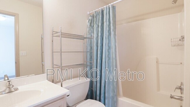 Foto del edificio - 8014 N Elmwood Ave