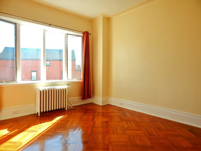 Building Photo - 228 Hutton St