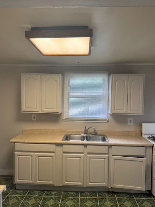 Building Photo - Westside Two Bedroom
