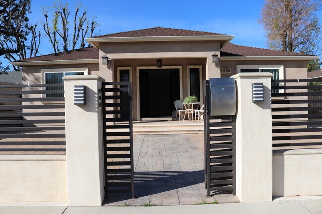 Foto del edificio - 6039 Greenbush Ave