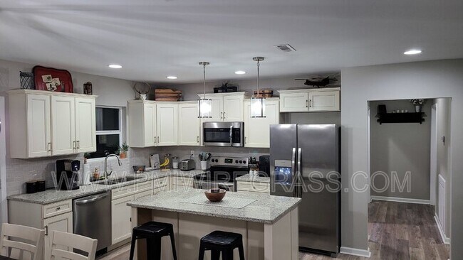 Building Photo - 347 Spruce Ln