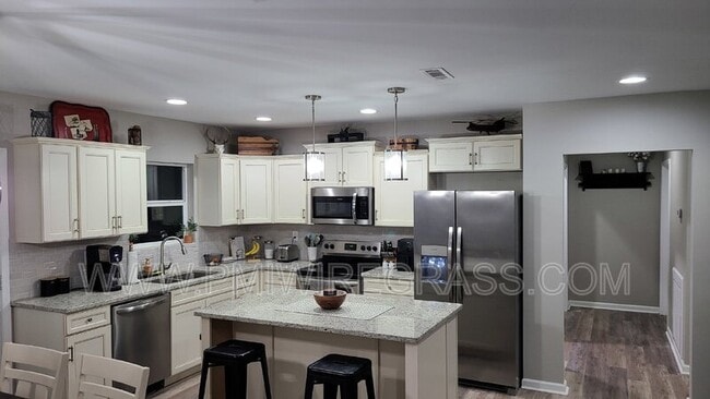 Foto del edificio - 347 Spruce Ln