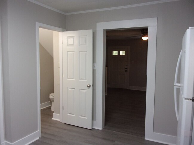 Foto del edificio - Renovated 2 Bedroom 1 1/2 Bath Townhome - ...