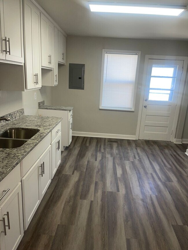 Foto del edificio - 804-806 East Brookland Park Boulevard