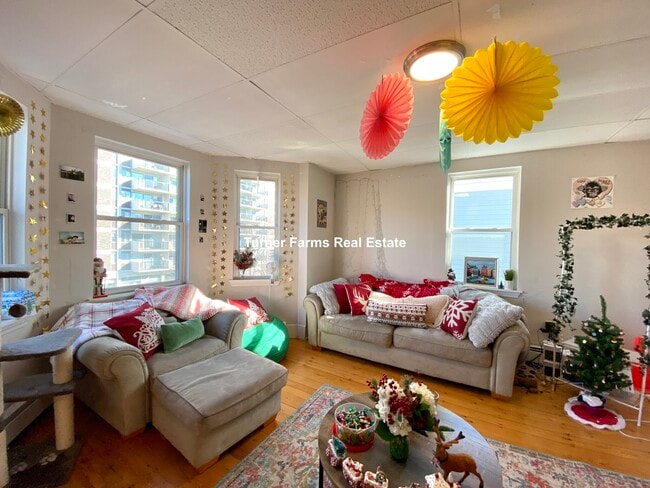 Building Photo - 1572 Tremont St