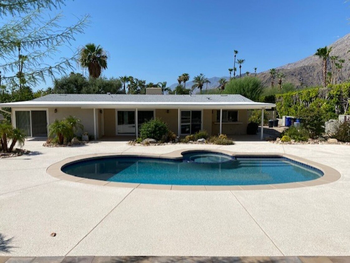 Foto principal - Location, Location, Location! 3 Bedroom Ho...