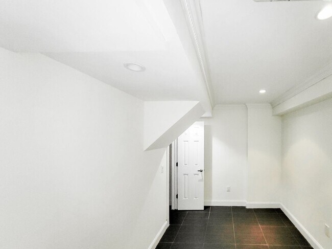 Building Photo - 332 E 71st St