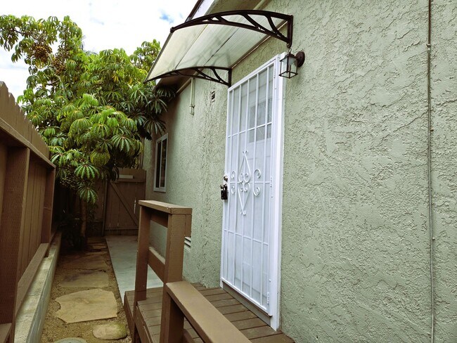 Foto del edificio - Lovely, 1BD/1BA with private entry and yar...