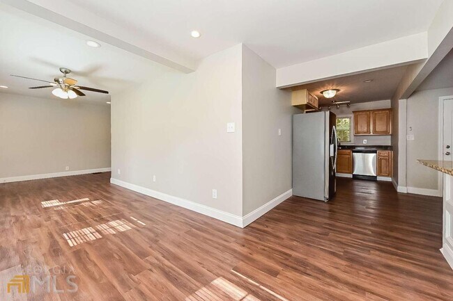 Building Photo - 1868 Longdale Dr