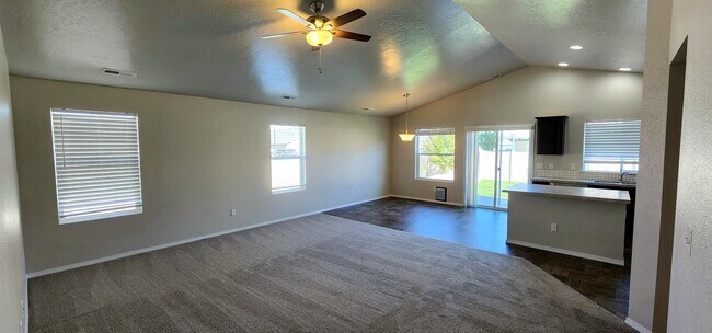 Foto del edificio - 2316 N Mountain Ash Ave