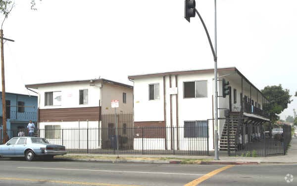 Foto del edificio - 6901-6905 S Main St