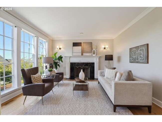 Building Photo - Exquisite 4+ Bed, 4 Bath Home in Sought Af...